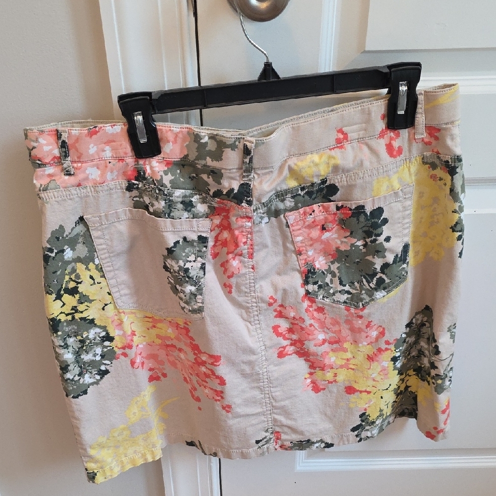 Croft & Barrow Beige Floral Mini Skort Size 16 - Picture 2 of 4